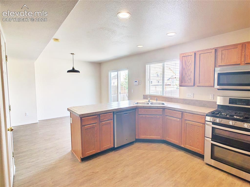 Image 11 of 32: Kitchen