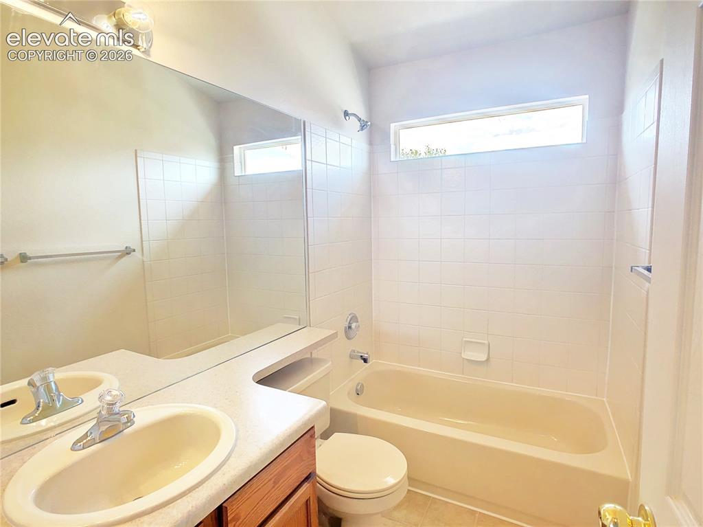 Image 24 of 32: Bathroom