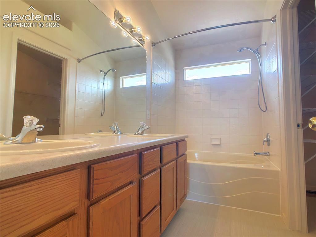 Image 25 of 32: Bathroom