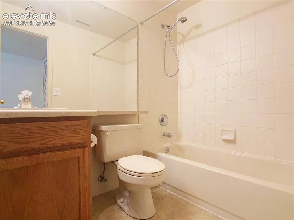 Image 26 of 32: Bathroom