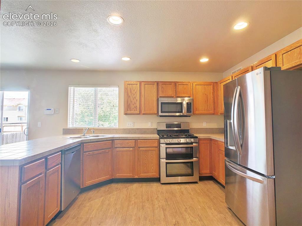 Image 6 of 32: Kitchen