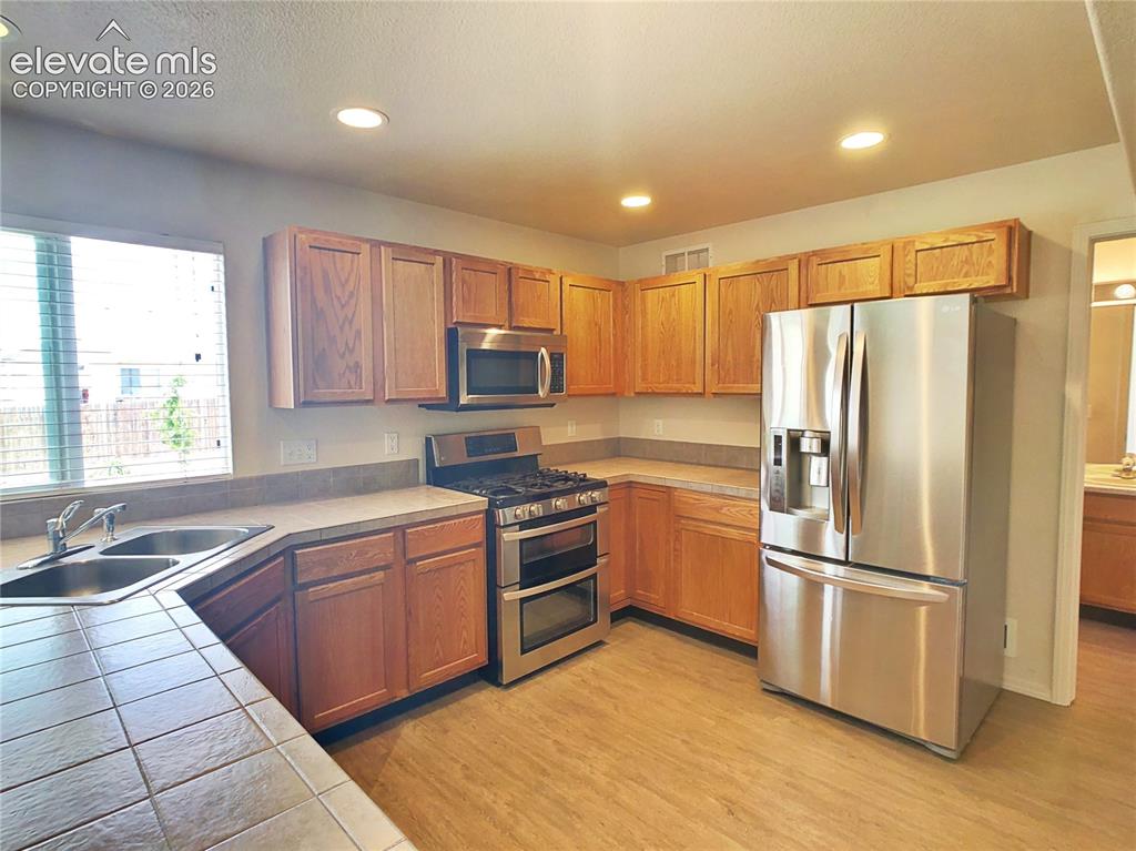 Image 9 of 32: Kitchen