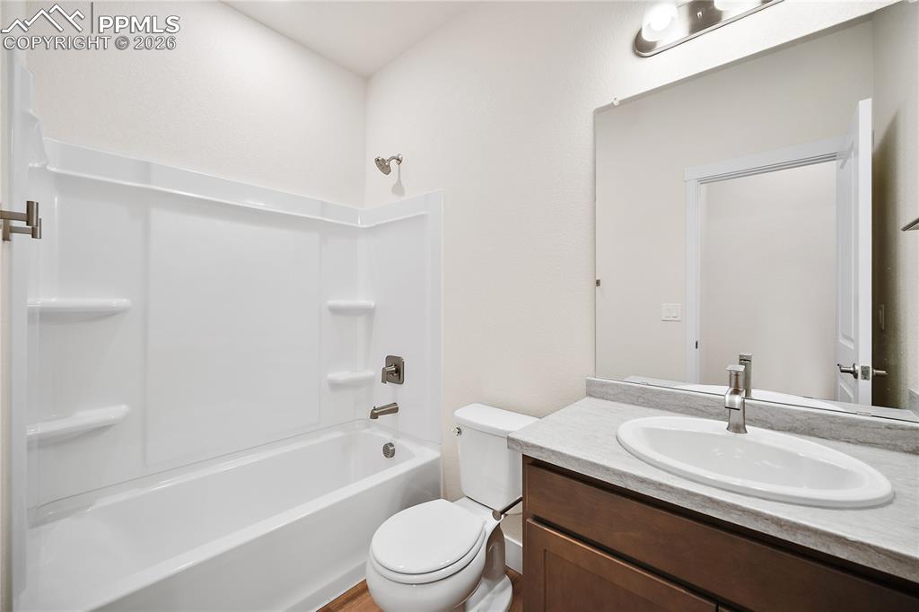 Image 12 of 33: Bathroom