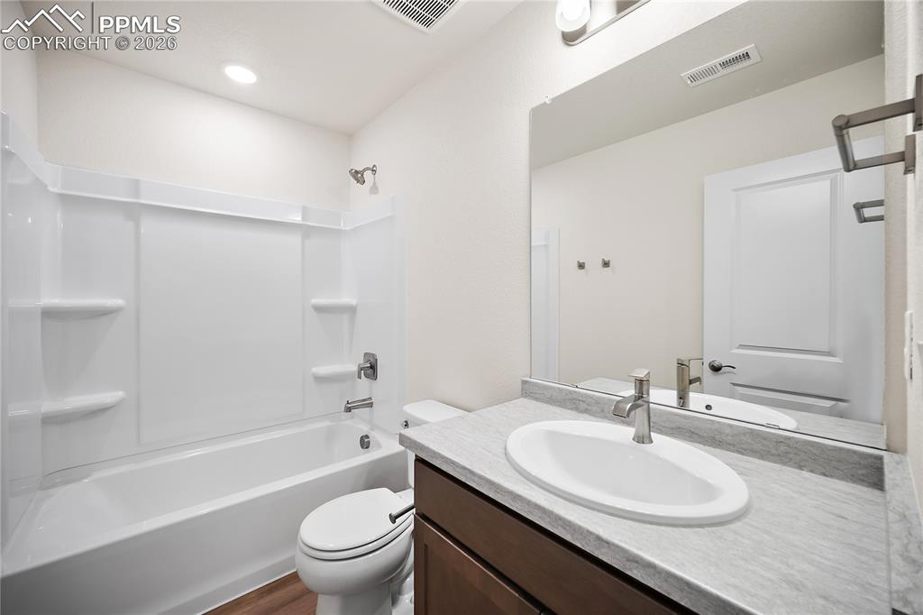 Image 13 of 33: Bathroom