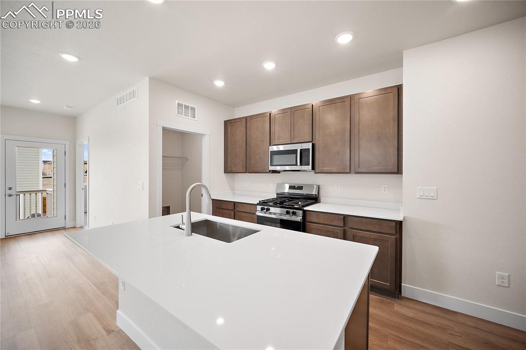 Image 15 of 33: Kitchen