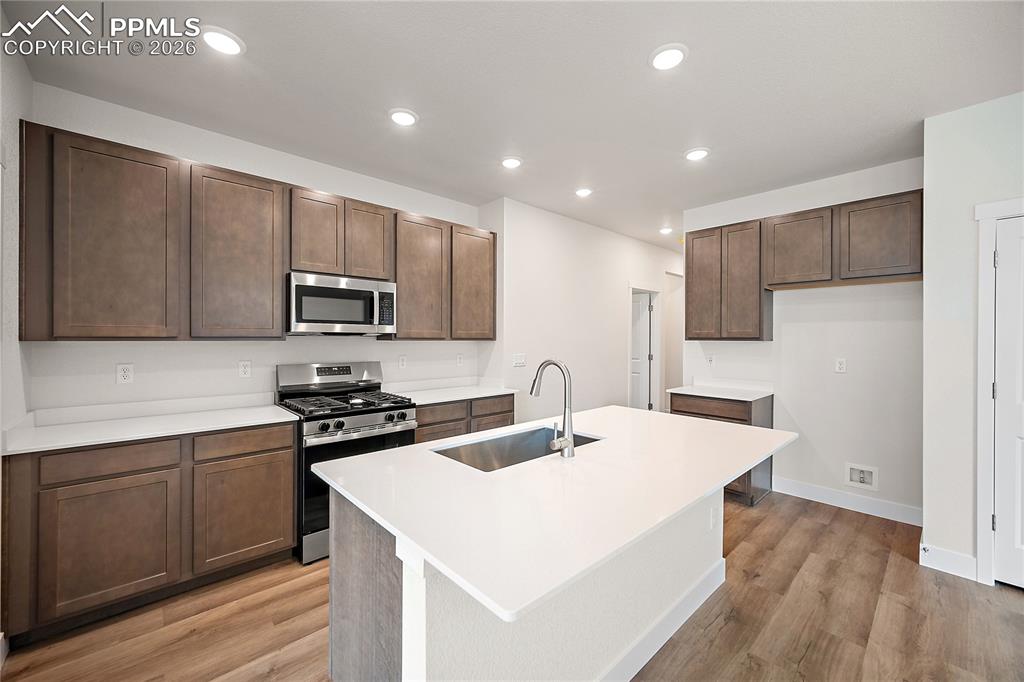 Image 18 of 33: Kitchen