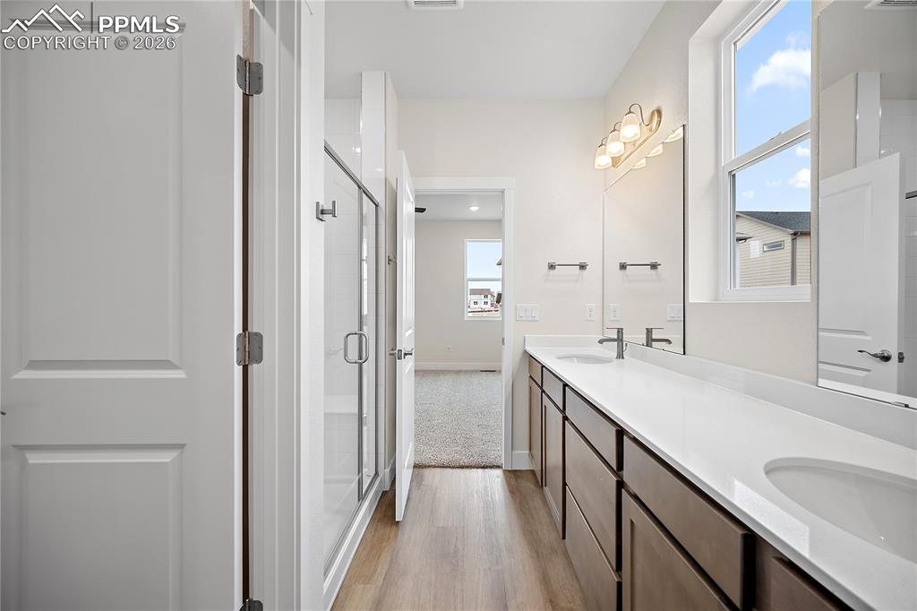 Image 19 of 33: Bathroom