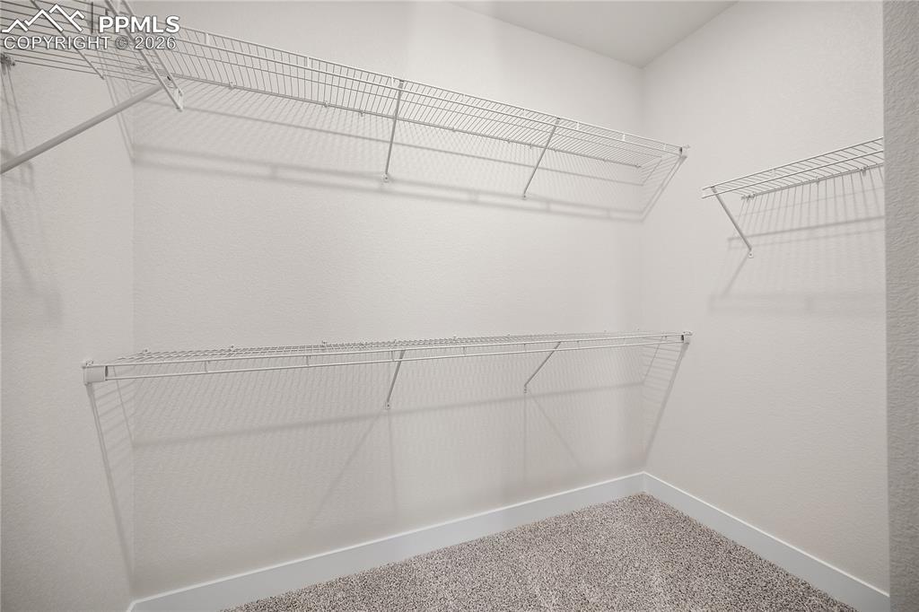 Image 21 of 33: Closet