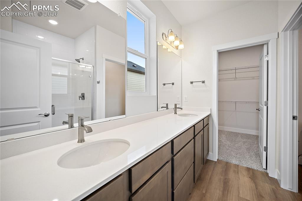 Image 22 of 33: Bathroom