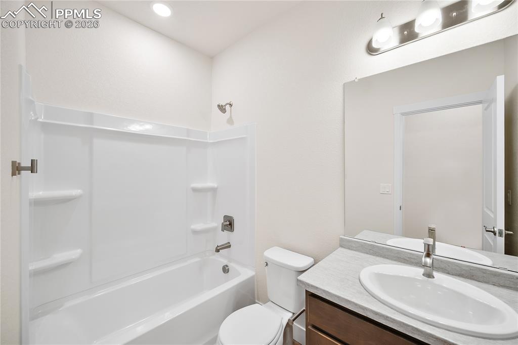 Image 9 of 33: Bathroom