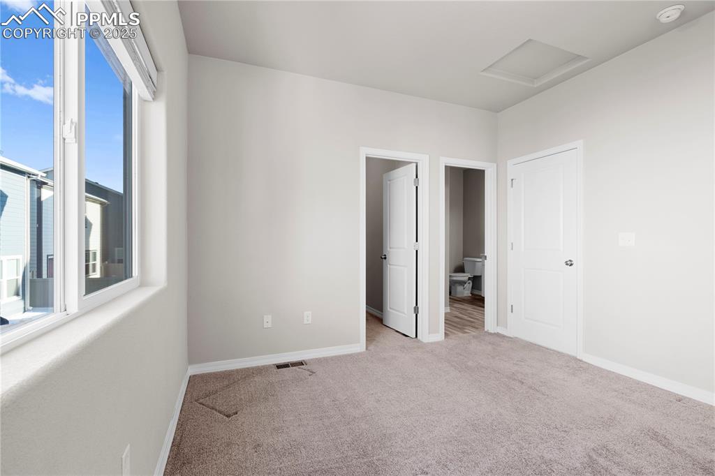 Image 17 of 32: Bedroom