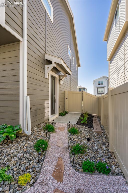 Image 8 of 32: Yard