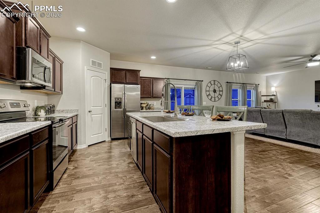 Image 18 of 50: Kitchen