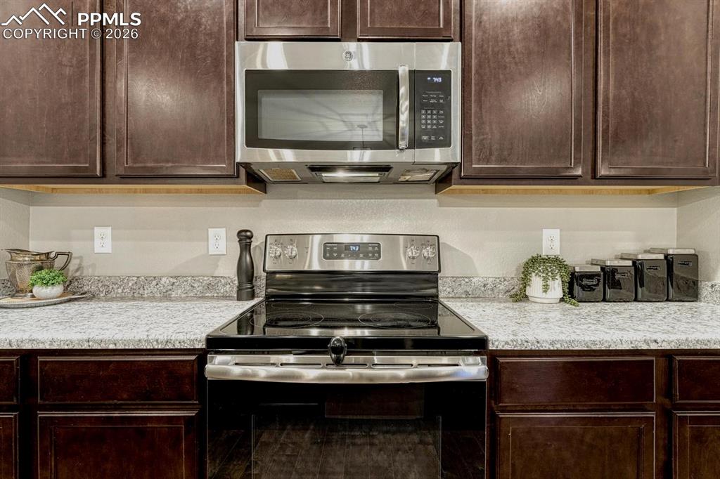 Image 19 of 50: Kitchen