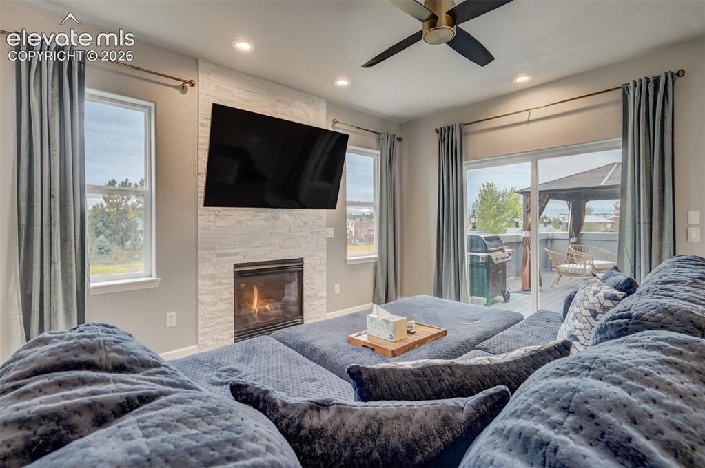 Image 19 of 49: Living Room