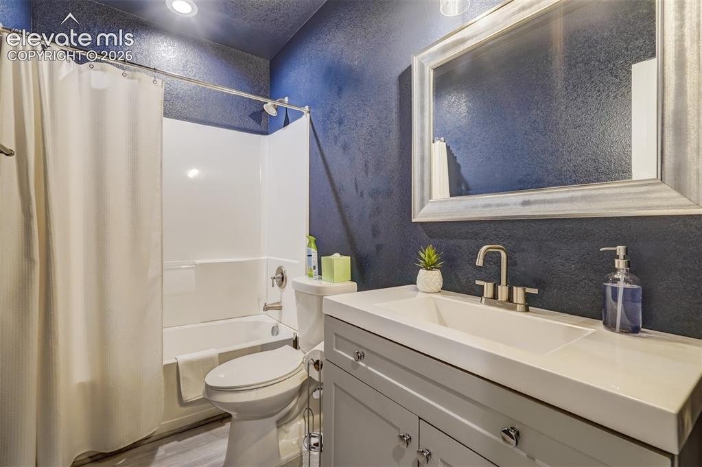 Image 43 of 49: Bathroom