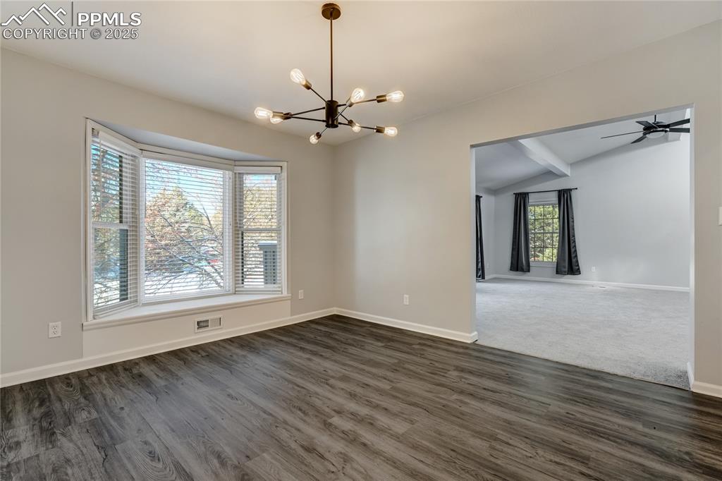 Image 10 of 50: Dining Area