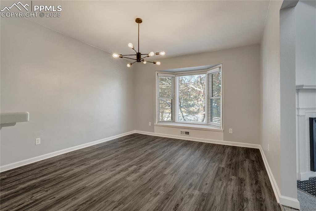 Image 11 of 50: Dining Area