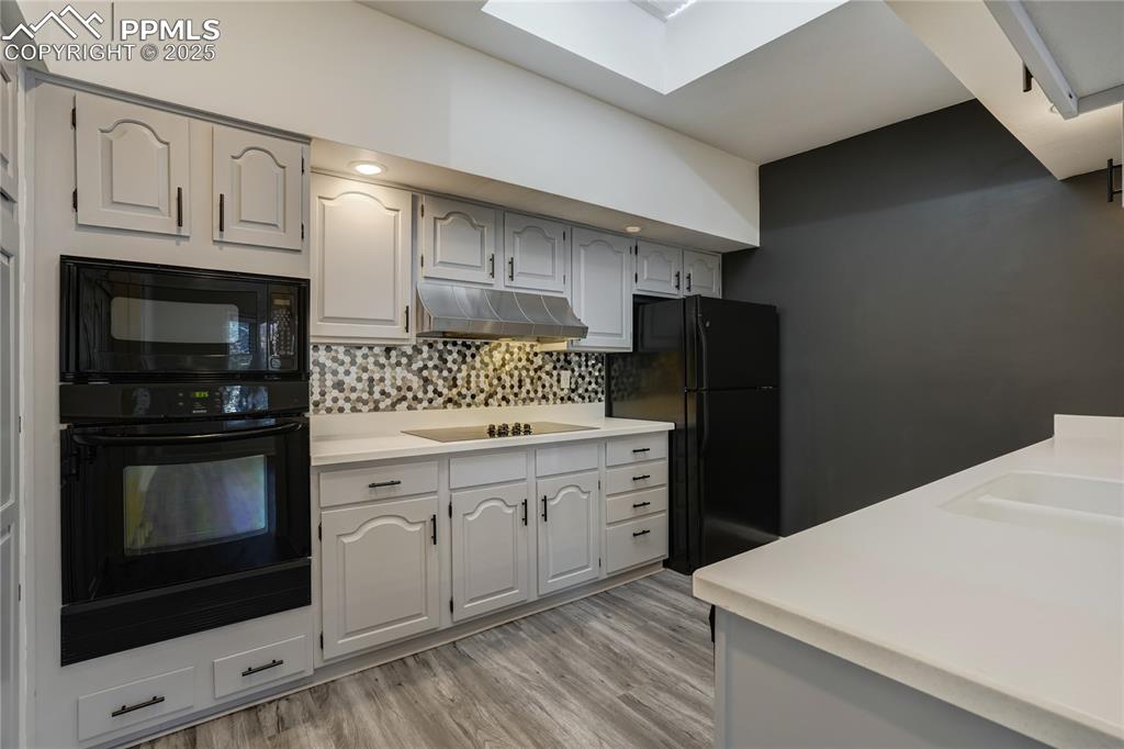 Image 14 of 50: Kitchen