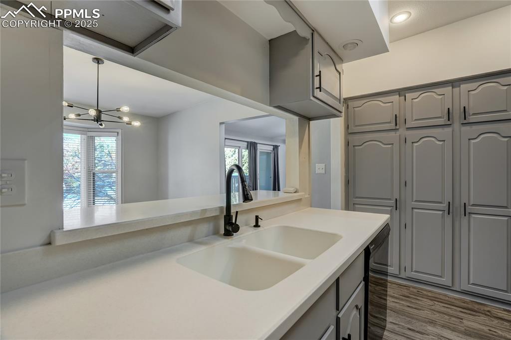 Image 15 of 50: Kitchen