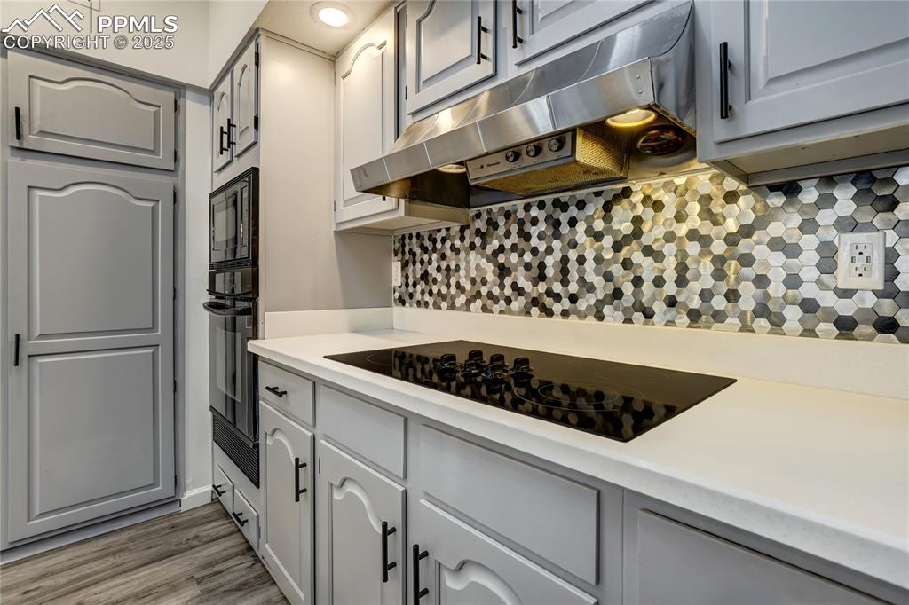 Image 16 of 50: Kitchen