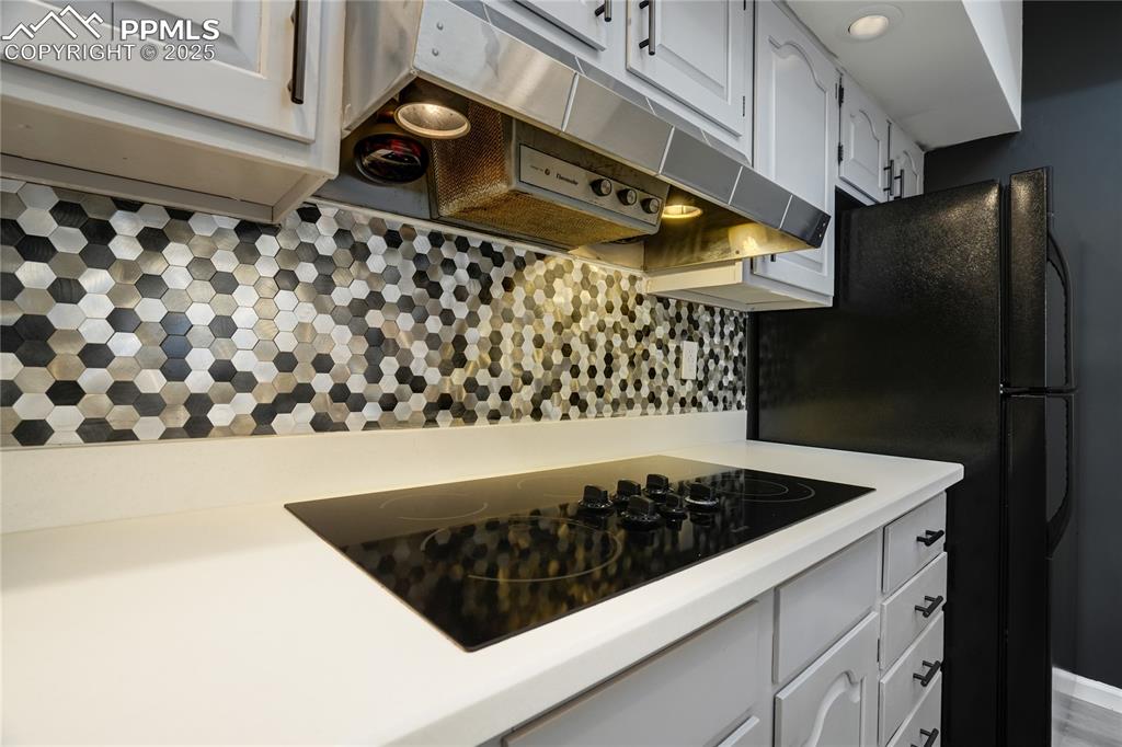 Image 17 of 50: Kitchen