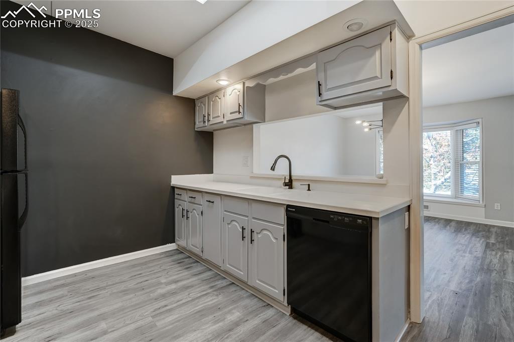 Image 19 of 50: Kitchen