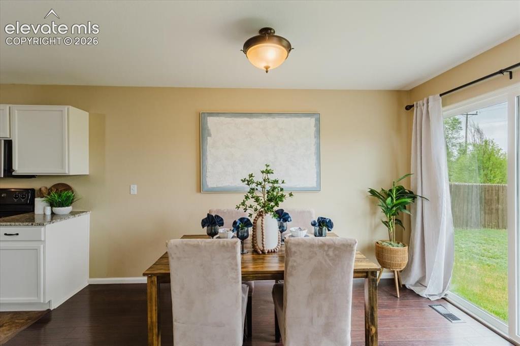 Image 11 of 49: Dining Area