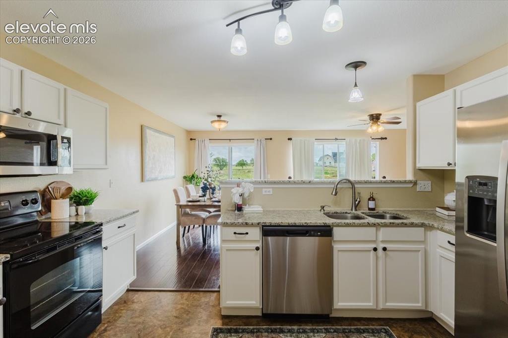 Image 13 of 49: Kitchen