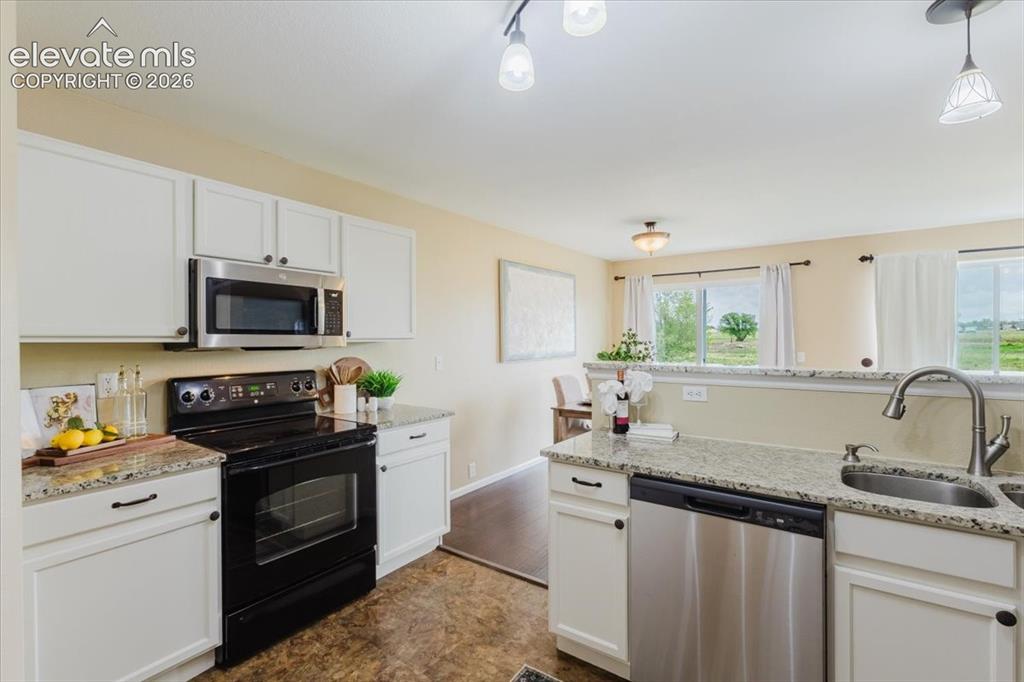 Image 14 of 49: Kitchen