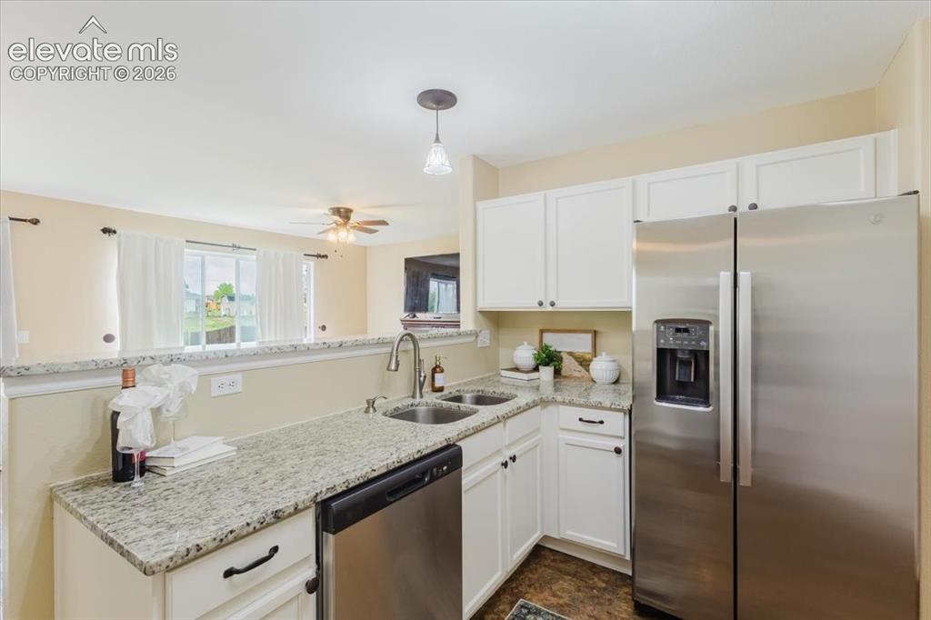 Image 15 of 49: Kitchen