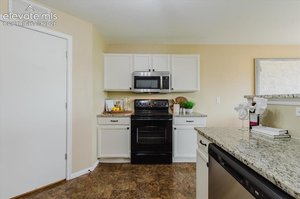 Image 16 of 49: Kitchen