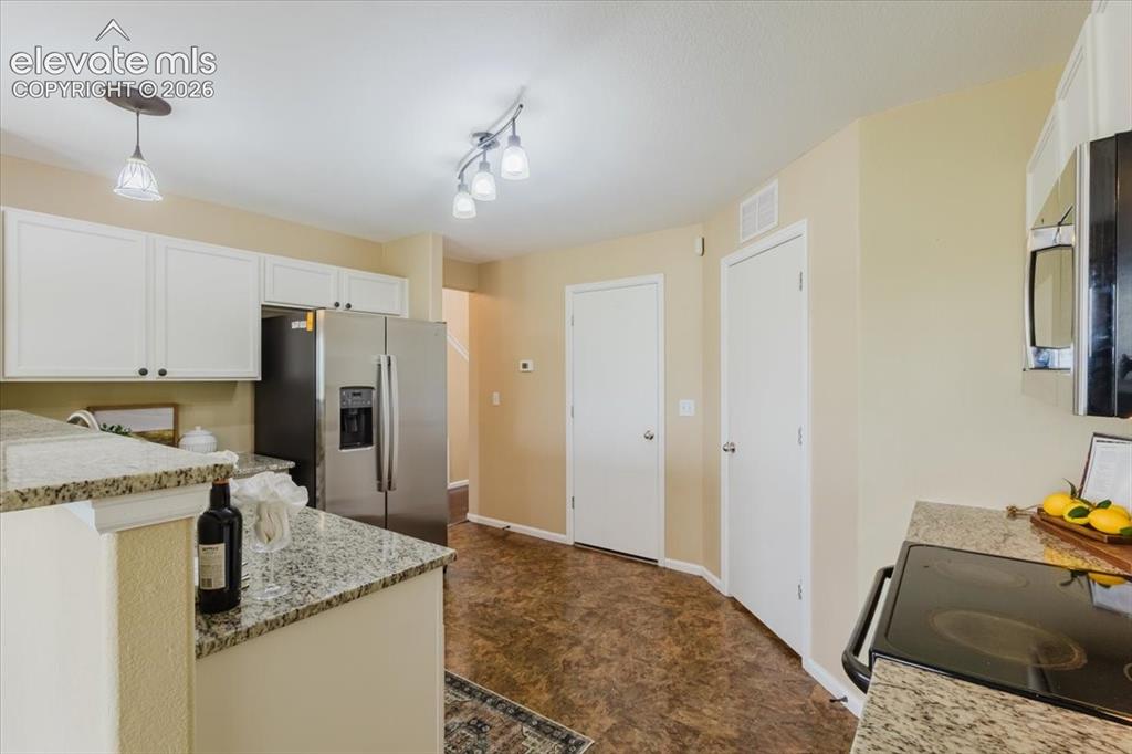 Image 17 of 49: Kitchen