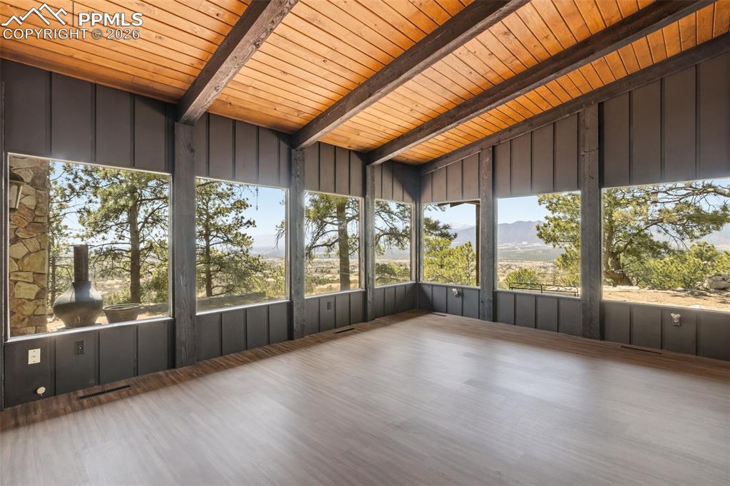 Image 11 of 44: Living Room