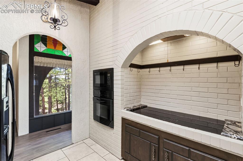Image 15 of 44: Kitchen