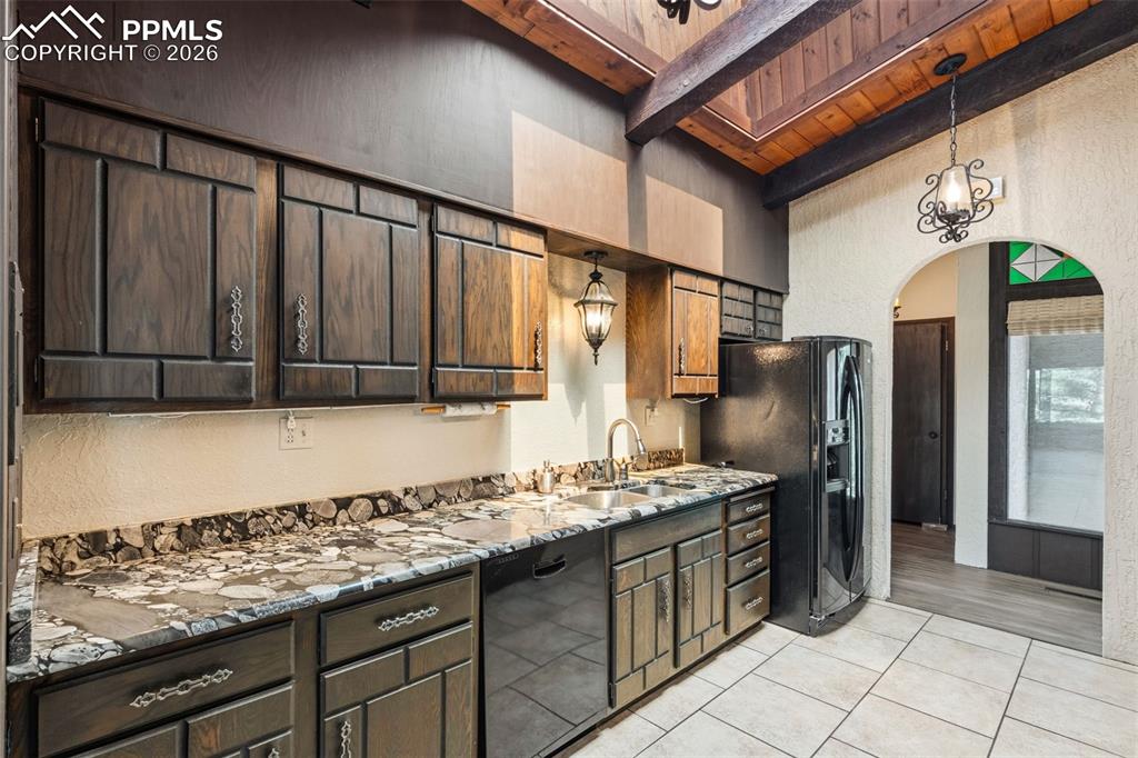 Image 16 of 44: Kitchen