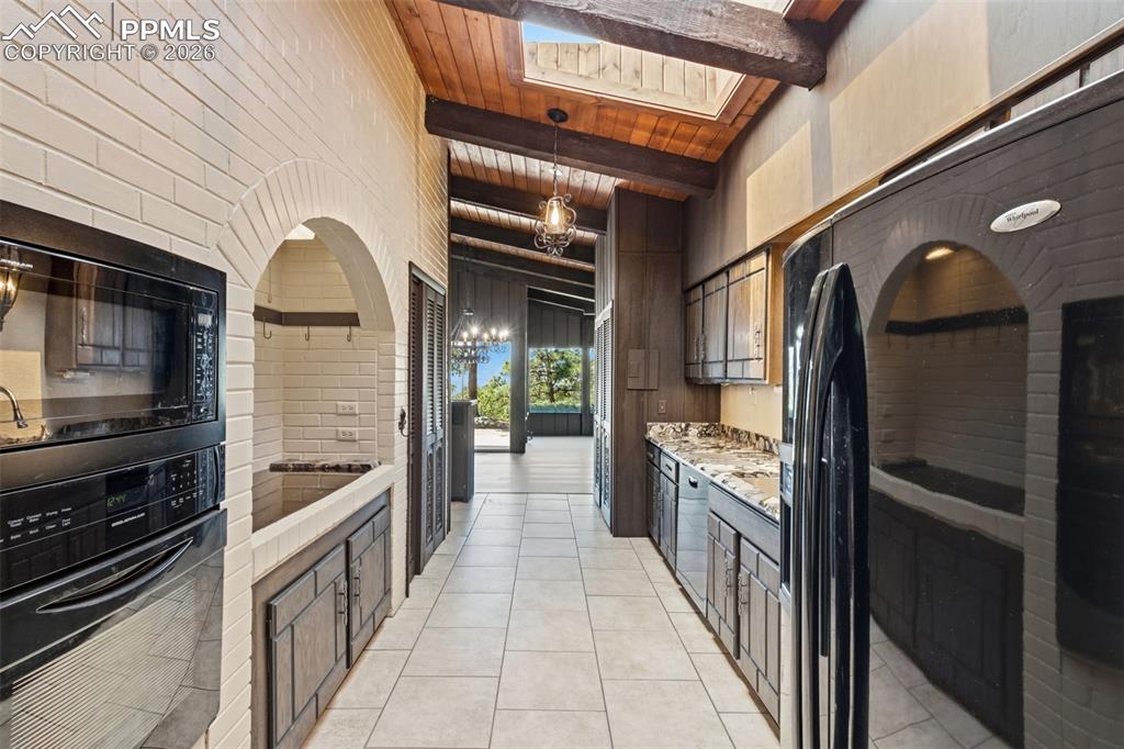 Image 17 of 44: Kitchen