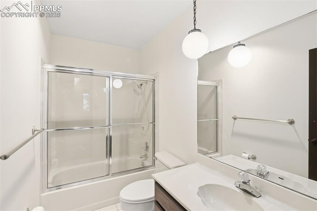 Image 34 of 44: Bathroom