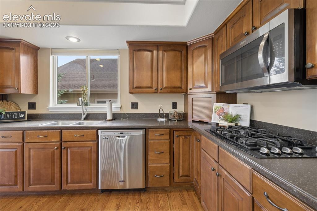 Image 14 of 50: Kitchen
