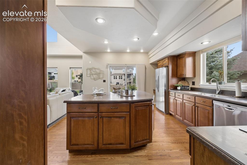 Image 19 of 50: Kitchen