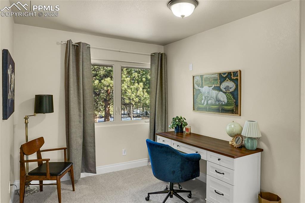 Image 19 of 50: Office