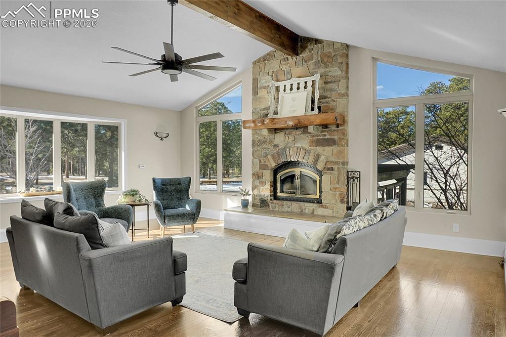 Image 8 of 50: Living Room