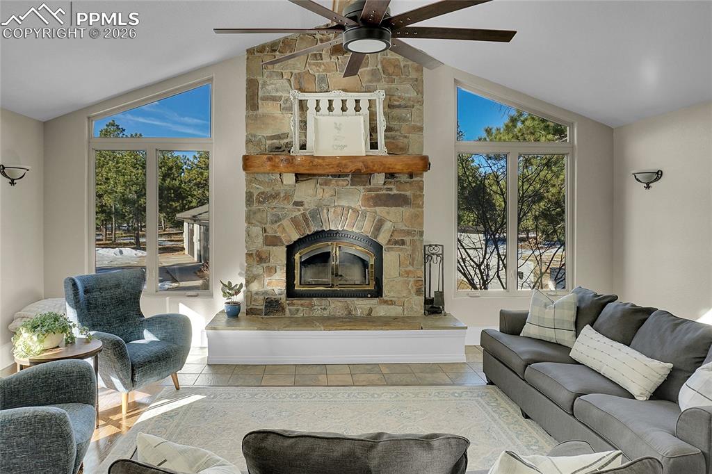 Image 9 of 50: Living Room