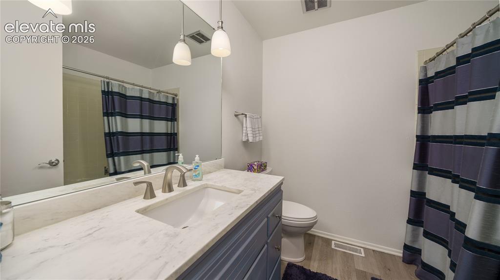 Image 12 of 34: Bathroom