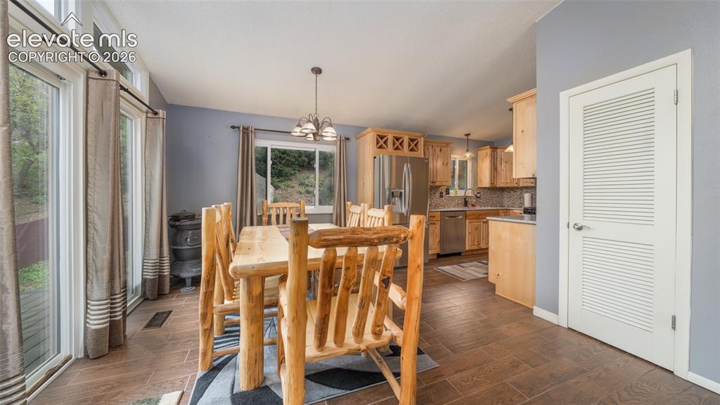 Image 4 of 34: Dining Area