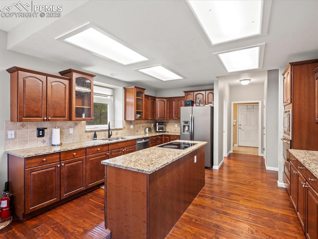 Image 7 of 31: Kitchen