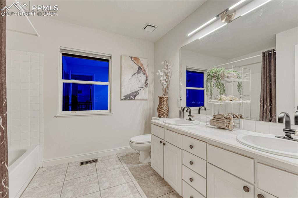 Image 20 of 28: Upper level full bathroom