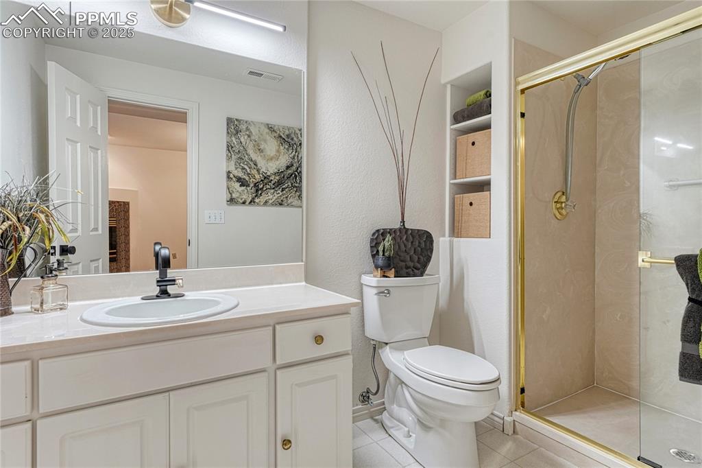 Image 23 of 28: Guest quarters bathroom
