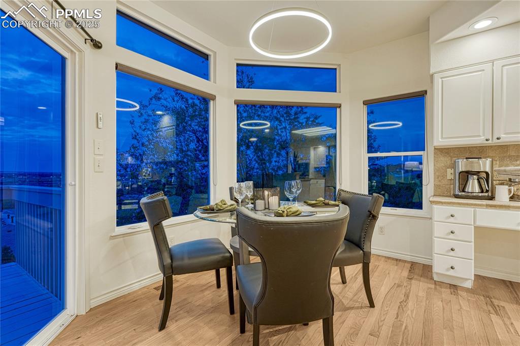 Image 7 of 28: Breakfast Area