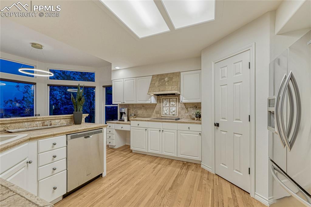 Image 8 of 28: Kitchen